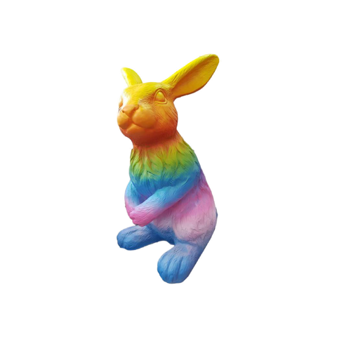 Kleiner Hase aufmerksam