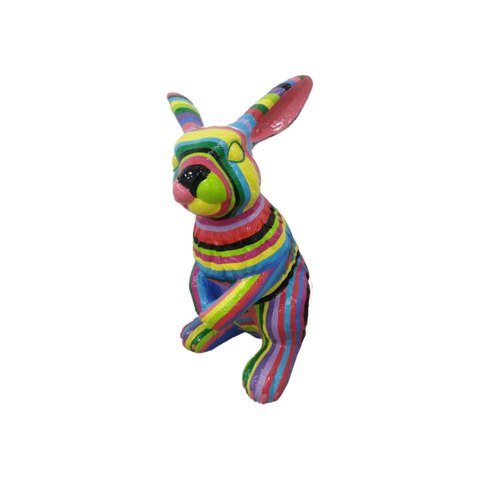 Kleiner Hase aufmerksam